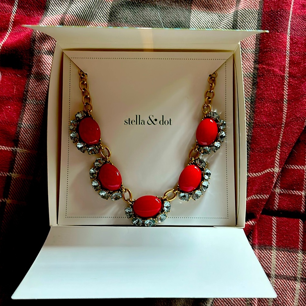 I’ve had this necklace for a bit, It’s never been worn. It is a very beautiful.